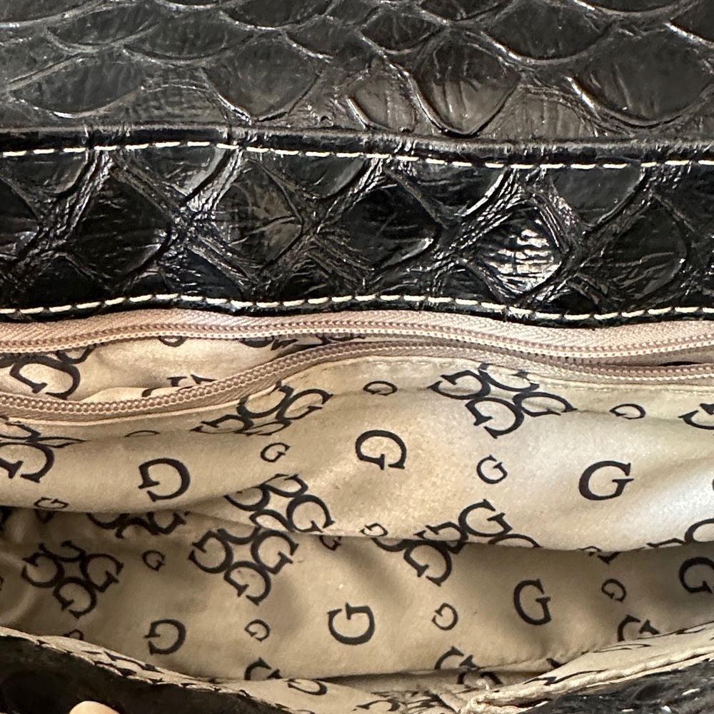 Vintage Guess Black Croc-Embossed Shoulder Bag with Gold Details - Picture 5 of 7